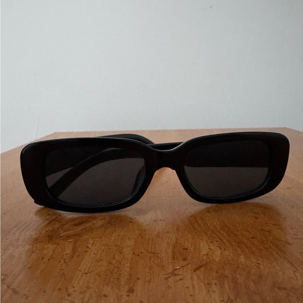 Chic Black Rectangular Sunglasses